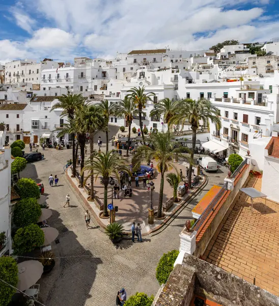 Vejer, İspanya - 17 Nisan 2025: Vejer, İspanya 'da Paskalya şenlikleri sırasında Cadiz ilinin tarihi merkezi olan Vejer de la Frontera' nın ana meydanı..