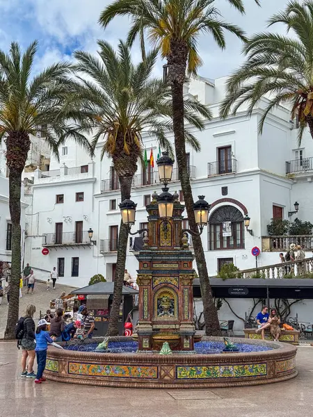 Vejer, İspanya - 17 Nisan 2025: Vejer, İspanya 'da Paskalya şenlikleri sırasında Cadiz ilinin tarihi merkezi olan Vejer de la Frontera' nın ana meydanı..