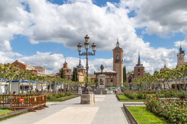 Alcala de Henares - 5 Mayıs 2025: İspanya 'nın Alcala de Henares şehrinin tarihi merkezinde Plaza de Cervantes adı verilen ana meydan