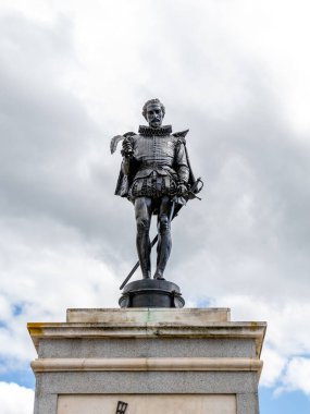 Alcala de Henares - 5 Mayıs 2025: İspanya 'nın Alcala de Henares şehrinin tarihi merkezinde, Miguel de Cervantes' in ana meydandaki heykeli.