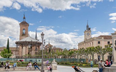 Alcala de Henares - 5 Mayıs 2025: Madrid 'in tarihi merkezinde bulunan Alcala de Henares, İspanya