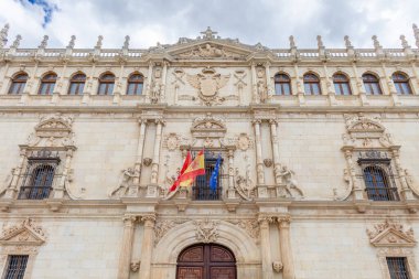 Alcala de Henares - 5 Mayıs 2025: Üniversitenin ana cephesi, İspanya 'nın Alcala de Henares kentinin tarihi merkezine girmek için bekleyen ziyaretçilerle birlikte