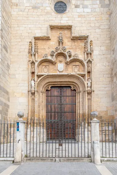 Alcala de Henares - 5 Mayıs 2025: Katedralin ana cephesi, İspanya 'nın Alcala de Henares kentinin tarihi merkezine girmek için bekleyen ziyaretçilerle birlikte