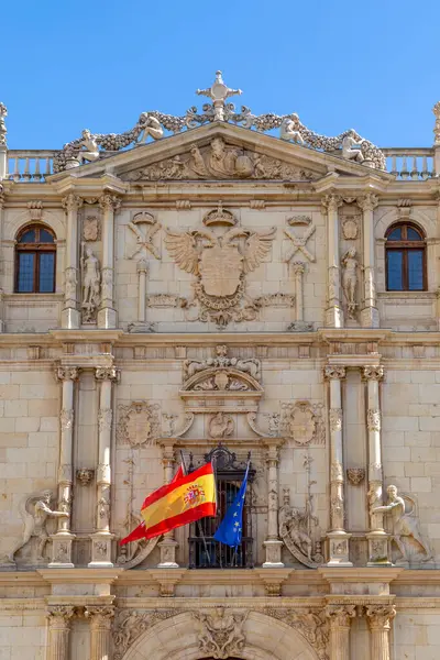 Alcala de Henares - 5 Mayıs 2025: Üniversitenin ana cephesi, İspanya 'nın Alcala de Henares kentinin tarihi merkezine girmek için bekleyen ziyaretçilerle birlikte
