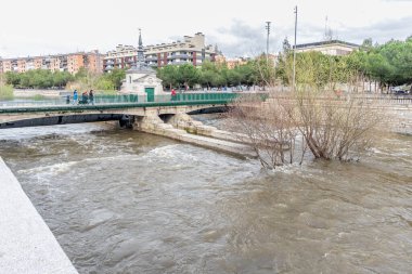 Madrid, İspanya - 20 Mart 2025: Manzanares Nehri, Madrid 'in bazı bölgelerinde Mart 2025' te yağan yağmurlar nedeniyle taşmak üzere.