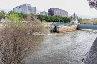 Madrid, İspanya - 20 Mart 2025: Manzanares Nehri, Madrid 'in bazı bölgelerinde Mart 2025' te yağan yağmurlar nedeniyle taşmak üzere.