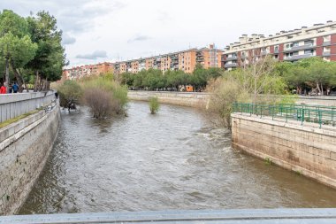 Madrid, İspanya - 20 Mart 2025: Manzanares Nehri, Madrid 'in bazı bölgelerinde Mart 2025' te yağan yağmurlar nedeniyle taşmak üzere.