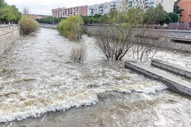 Madrid, İspanya - 20 Mart 2025: Manzanares Nehri, Madrid 'in bazı bölgelerinde Mart 2025' te yağan yağmurlar nedeniyle taşmak üzere.
