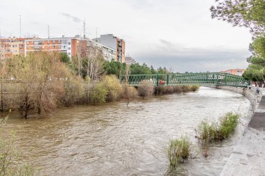 Madrid, İspanya - 20 Mart 2025: Manzanares Nehri, Madrid 'in bazı bölgelerinde Mart 2025' te yağan yağmurlar nedeniyle taşmak üzere.