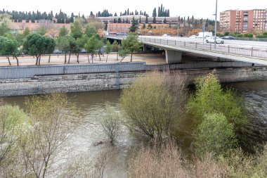 Madrid, İspanya - 20 Mart 2025: Manzanares Nehri, Madrid 'in bazı bölgelerinde Mart 2025' te yağan yağmurlar nedeniyle taşmak üzere.