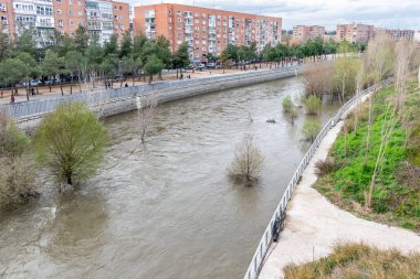 Madrid, İspanya - 20 Mart 2025: Manzanares Nehri, Madrid 'in bazı bölgelerinde Mart 2025' te yağan yağmurlar nedeniyle taşmak üzere.