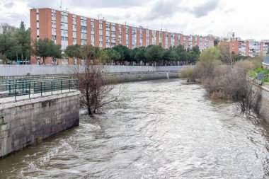 Madrid, İspanya - 20 Mart 2025: Manzanares Nehri, Madrid 'in bazı bölgelerinde Mart 2025' te yağan yağmurlar nedeniyle taşmak üzere.