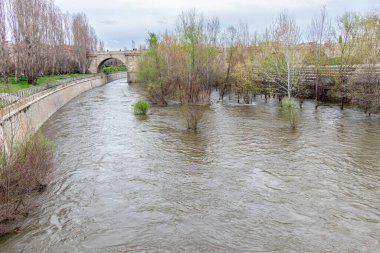 Madrid, İspanya - 20 Mart 2025: Manzanares Nehri, Madrid 'in bazı bölgelerinde Mart 2025' te yağan yağmurlar nedeniyle taşmak üzere.