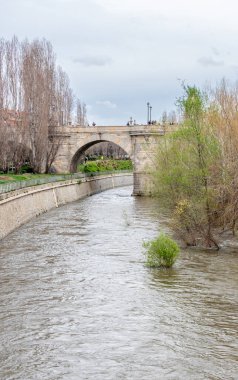 Madrid, İspanya - 20 Mart 2025: Manzanares Nehri 'ndeki Toledo Köprüsü, Madrid' in bazı bölgelerinde Mart 2025 yağmurları nedeniyle taşmak üzere.