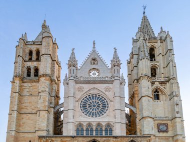 Leon, İspanya - 02 Kasım 2024: İspanya 'nın Leon kentindeki Gotik katedralin dış cephesi