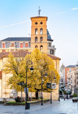 Leon, İspanya - 02 Kasım 2024: İspanya 'nın Leon kentindeki Plaza de Santo Domingo binalarının dış cephesi