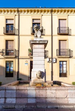 Leon, İspanya - 02 Kasım 2024: İspanya 'nın Leon kentindeki San Isidoro Bazilikası' nın meydanında antik bir çeşme