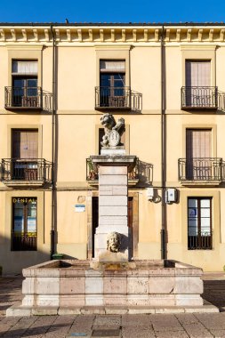 Leon, İspanya - 02 Kasım 2024: İspanya 'nın Leon kentindeki San Isidoro Bazilikası' nın meydanında antik bir çeşme