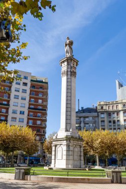 Leon, İspanya - 02 Kasım 2024: İspanya 'nın Leon şehrinde Bakire Meryem Meydanı