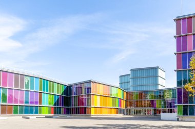 Leon, İspanya - 2 Kasım 2024: İspanya 'nın Leon şehrinde MUSAC olarak bilinen çağdaş sanat müzesi binasının cephesi