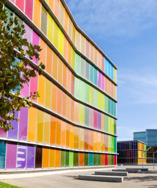 Leon, İspanya - 2 Kasım 2024: İspanya 'nın Leon şehrinde MUSAC olarak bilinen çağdaş sanat müzesi binasının cephesi