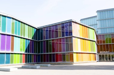 Leon, İspanya - 2 Kasım 2024: İspanya 'nın Leon şehrinde MUSAC olarak bilinen çağdaş sanat müzesi binasının cephesi