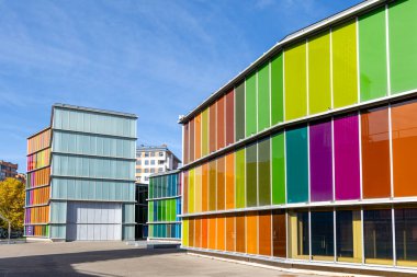 Leon, İspanya - 2 Kasım 2024: İspanya 'nın Leon şehrinde MUSAC olarak bilinen çağdaş sanat müzesi binasının cephesi