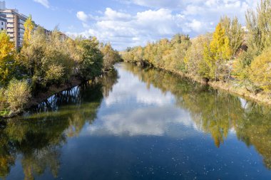 Leon, İspanya - 2 Kasım 2024: İspanya 'nın Leon şehrinin merkezinde Paseo de la Condesa olarak bilinen bahçeler
