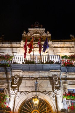 Leon, İspanya - 02 Kasım 2024: İspanya 'nın Leon kentindeki ana meydanın dış cephesi