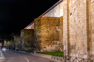 Leon, İspanya - 02 Kasım 2024: İspanya 'nın Leon kentinin tarihi merkezine erişimi koruyan antik Roma duvarları