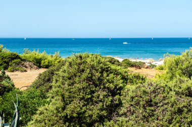 Sancti Petri, Cadiz, İspanya 'daki La Barrosa plajına erişim sağlayan kum tepeleri.