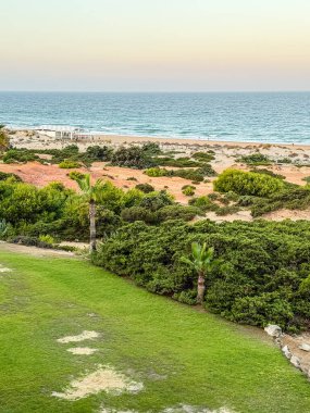 Sancti Petri, Cadiz, İspanya 'daki La Barrosa plajına erişim sağlayan kum tepeleri.