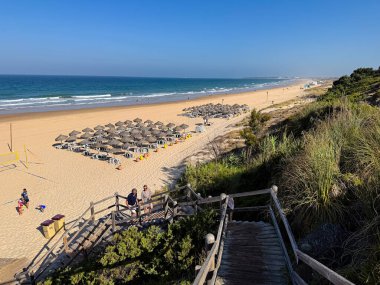 Sancti Petri, Cadiz, İspanya 'daki La Barrosa plajına erişim sağlayan kum tepeleri.