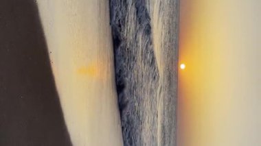 Sancti Petri, Cadiz, İspanya 'daki La Barrosa plajına erişim sağlayan kum tepeleri.