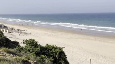 Sancti Petri, Cadiz, İspanya 'daki La Barrosa plajına erişim sağlayan kum tepeleri.