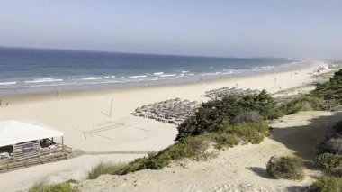 Sancti Petri, Cadiz, İspanya 'daki La Barrosa plajına erişim sağlayan kum tepeleri.