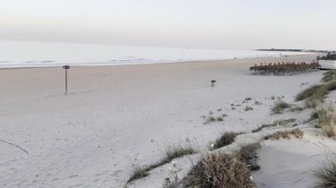 Sancti Petri, Cadiz, İspanya 'daki La Barrosa plajına erişim sağlayan kum tepeleri.