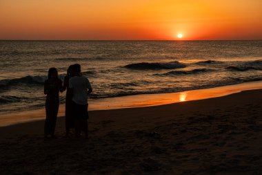 Sancti Petri, Cadiz, Endülüs, İspanya 'daki La Barrosa Sahili' nde gün batımı