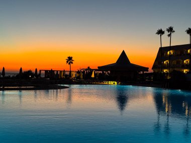 Sancti Petri, Cadiz, Endülüs, İspanya 'daki La Barrosa Sahili' nde gün batımı