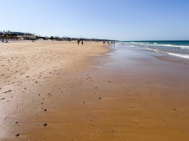 Sancti Petri 'deki La Barrosa plajı, Cadiz, İspanya