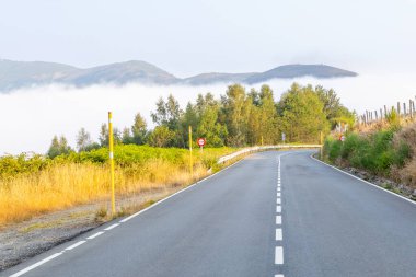 Leitariegos geçidi, Asturias 'ta, güneşli dağlarla kaplı sisle kaplıydı.