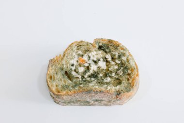 Kesme tahtasındaki küflü ekmeğin yakın plan görüntüsü