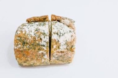 Kesme tahtasındaki küflü ekmeğin yakın plan görüntüsü