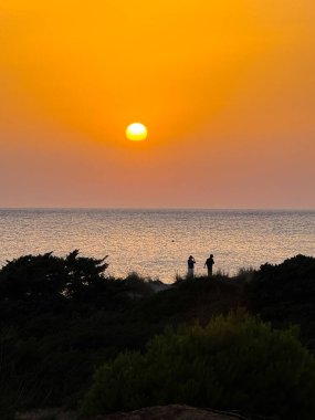 Sancti Petri 'deki La Barrosa plajında gün batımı, Cadiz, İspanya