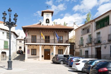 Trillo, İspanya, 05 Mayıs 2025: Guadalajara 'daki Trillo belediye binası, İspanya' nın Trillo şehrinde turistler geziniyor..