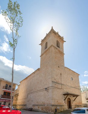 Trillo, İspanya, 05 Mayıs 2025: Trillo, Guadalajara 'da Chruch of Trillo, İspanya' nın Trillo kentinde turistlerle birlikte.