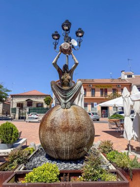 Valdemorillo, İspanya, - 27 Temmuz 2025: Valdemorillo 'nun ana meydanının ön cephesi, öğle güneşiyle birlikte İspanya' nın Madrid ilinde