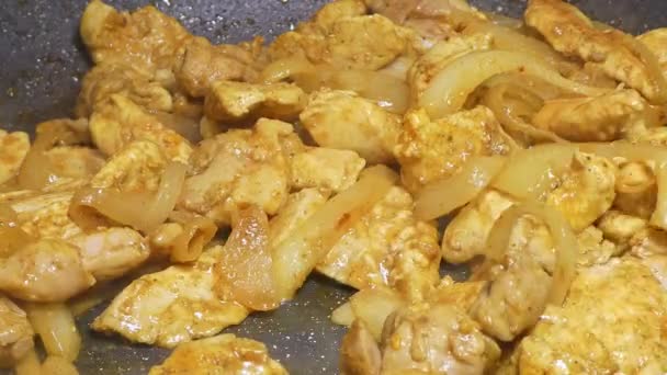 在煎锅里搅拌美味的鸡肉 肉食动物食物资源4K镜头 — 图库视频影像