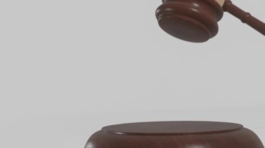 Çarpıcı ahşap yargıç tokmağına yakın çekim, sağlam parlak arkaplan ile üç boyutlu animasyon