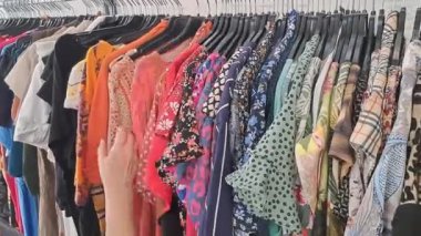 İkinci el mağazasından bir parça giysi alıyorum, kadın giysi koleksiyonu, 4K çözünürlük.